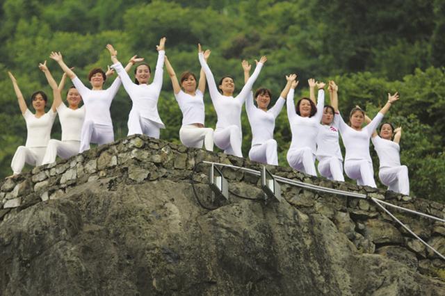 宜昌瑜伽爱好者链子崖表演瑜伽 为游客助兴(图