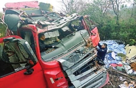 宜昌一地发生车祸 路遇车祸休假消防员挺身救