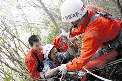 巴东一村民困崖腰16小时 民警变身 蜘蛛侠 施救