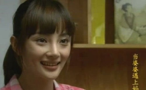 李小璐秀水下比基尼照庆生 双眼皮割痕明显(组