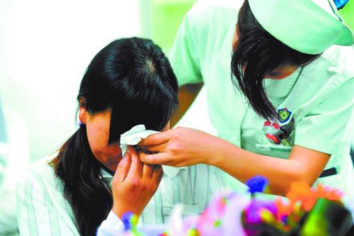 母亲隆胸,婴儿吃成脑瘫?