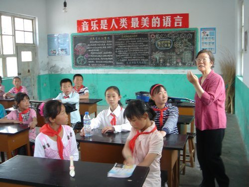 <em>邓拓</em>之女邓小岚:用音乐改变一座村庄_大楚网_
