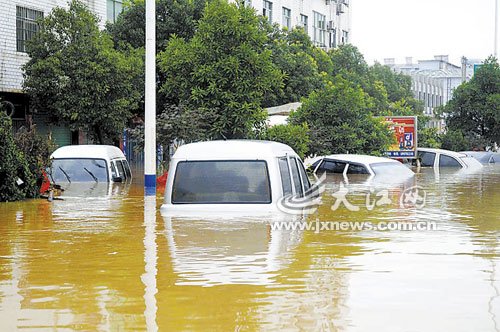 强暴雨袭击 江西车险事故数倍激增_腾讯·大楚