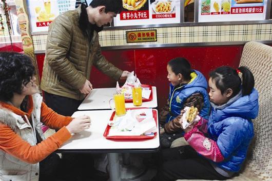 阳新民警帮扶贫困家庭孩子 受助小孩吃上汉堡