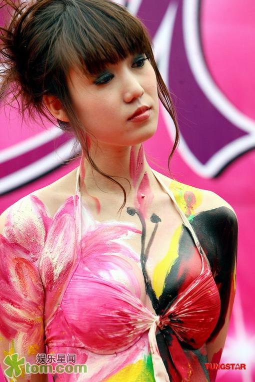 张筱雨人体彩绘扮蝴蝶仙子 巨蟒缠身派发裸照
