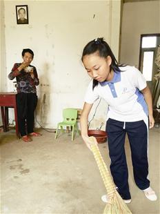 13岁初中女生父亲去世母亲智残 撑起整个家(图