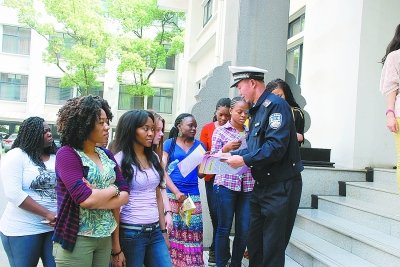 在武汉留学生屡屡违章 交警走进高校讲交规
