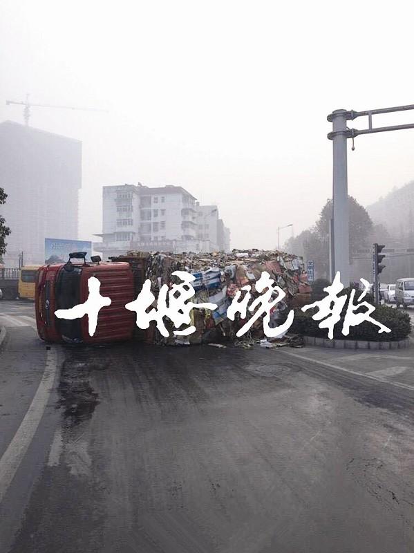 道路结冰 一辆满载废纸箱大货车道路中央侧翻高清图片