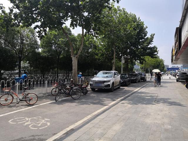 武汉多个非机动车道被占用 长期有汽车停放