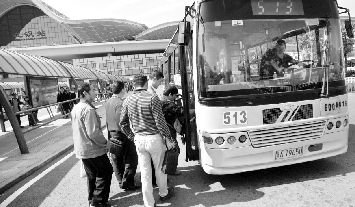 武汉513公交一小时一趟 市民称 最难等 (图)
