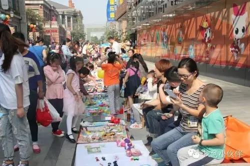 万达儿童乐园义卖爱心发声 为精光兄弟筹善款