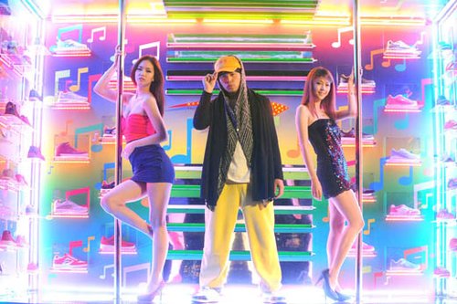 mv找来钢管女郎性感挑逗 周杰伦血脉贲张狂祷