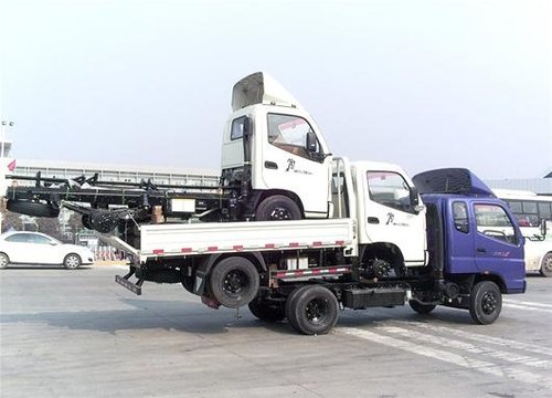 三辆货车哥仨好 武黄高速公路上 叠罗汉 (图)
