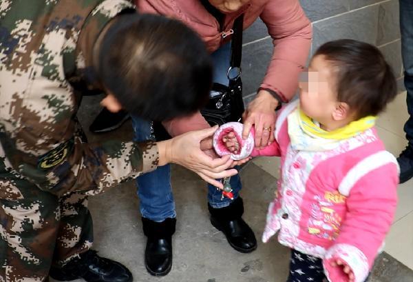 黄石1岁半女童手指卡进门缝 消防官兵紧急救援