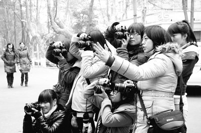 女大学生争当摄影师