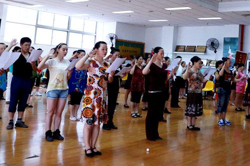 武汉广场舞教练员承诺:文明健身 跳舞减噪消噪