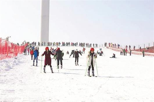 元旦假期首日泡温泉滑雪受热捧 中近程旅游是主流_大楚网_腾讯网