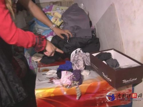 男子偷女邻居内衣陪睡 房间内私藏多件(图)_