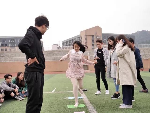 武汉一高校举办真人版 跳一跳 为学生减压