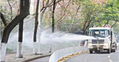 灑水車為植物“洗澡” 武漢街景更靚麗 