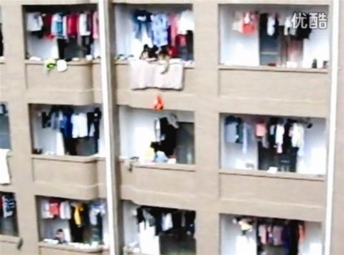 江西女生吊绳取外卖被批懒到爆 <em>武汉妹子</em>也试