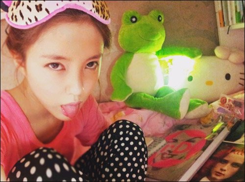 T-ara孝敏睡前扮青蛙公主与粉丝互动 卖萌赚