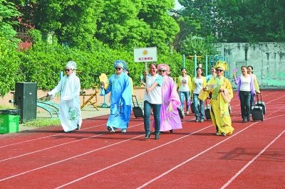 <em>四大才子</em>亮相武汉中学运动会 <em>女</em>老师变空姐_