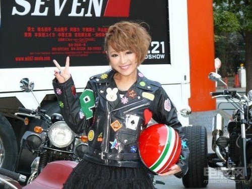 《野性之七人》做宣传 铃木奈奈变身性感摩托手