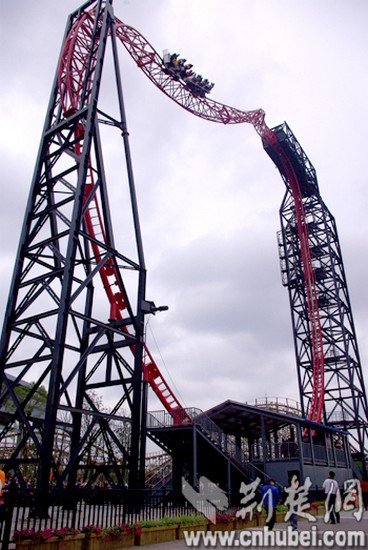 武汉欢乐谷特有的圆环过山车凤舞九天深受游