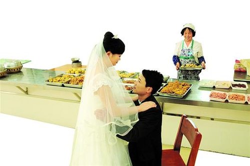 两农民工武汉大学食堂办婚礼 上万学子送祝福