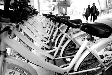 武汉便民自行车一车难求 市民建议租车卡收押