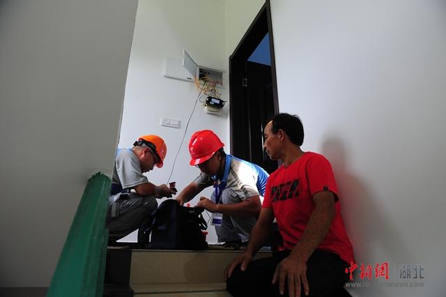 电信装维工高温下的坚守