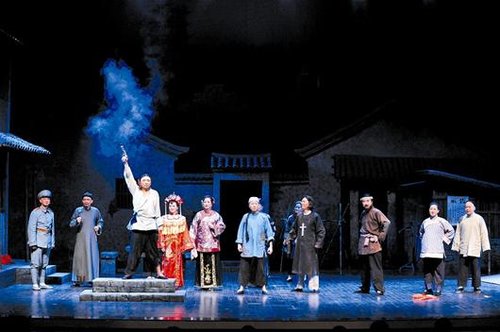 大型方言喜剧《一枪拍案惊奇》在汉打动人心