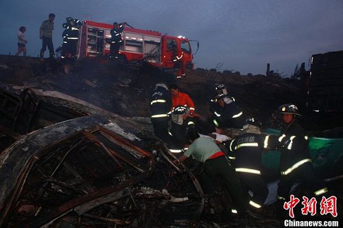 湖北特大车祸现场:父亲目睹三个孩子葬身火海