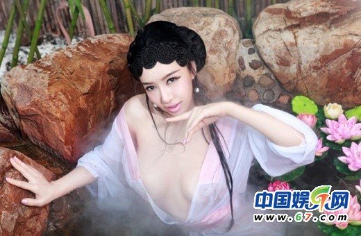 组图:张婉悠<em>裸胸</em>贴男模肉搏 拍激情白蛇传_大