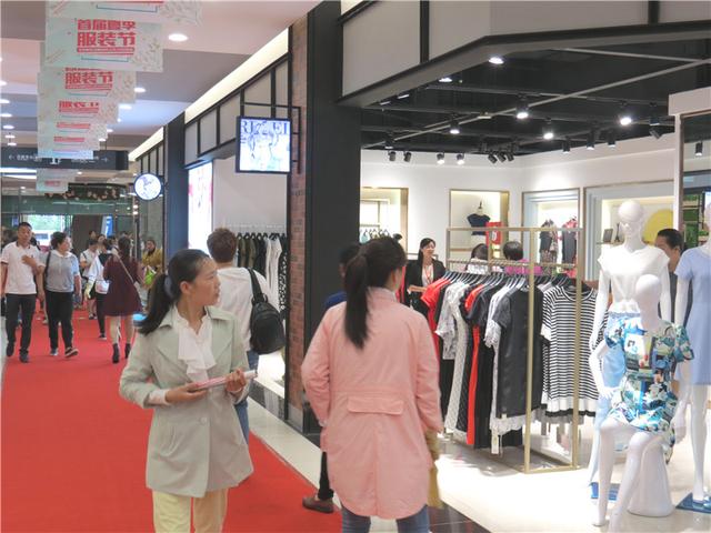 潜江壹中心乐时尚生活服饰馆开业 价格亲民