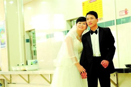 两农民工武汉大学食堂办婚礼 上万学子送祝福