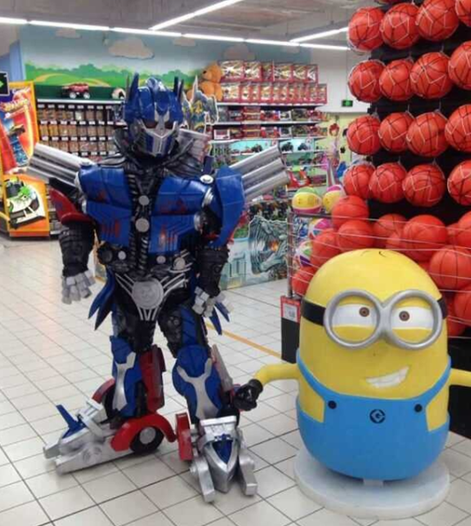 《变形金刚4》模型强势登陆武汉家乐福