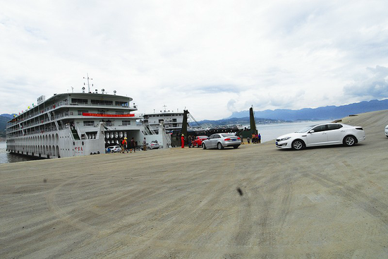 宜昌造自驾滚装游船 游客驾车上船畅游三峡之