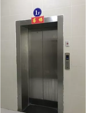 恩施一小区因装潢垃圾停摆 父子俩被困一小时