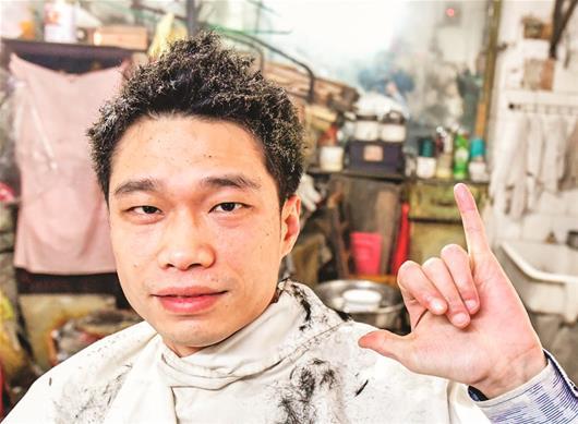 耄耋理发老人 70年行云流水的“顶上功夫”