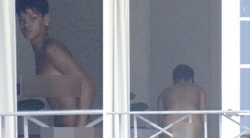 自拍性感照+惨被记者偷拍全相的蕾哈娜似乎