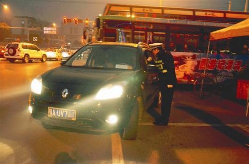 武昌交警整治滥用车灯 夜间会车打远光灯违法