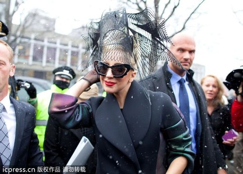 Lady Gaga莅临哈佛大学 开心玩雪童心未泯