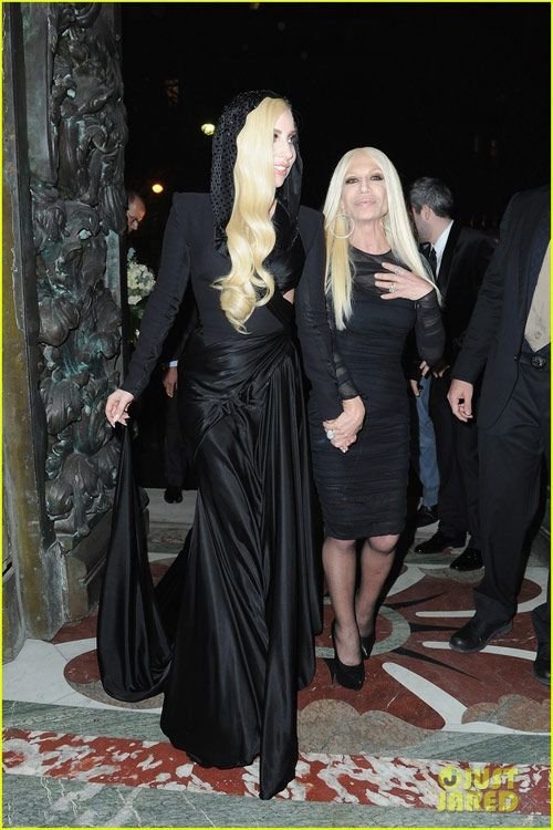 Lady Gaga露八字奶秀金发 大扮爆乳黑寡妇
