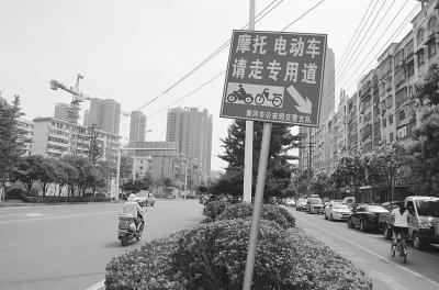 黄州首条摩托车道遇冷 市民呼吁加大管理力度