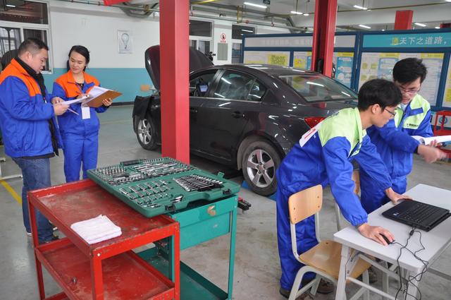 湖北举办职校汽修大赛 名企老总现场抢人才