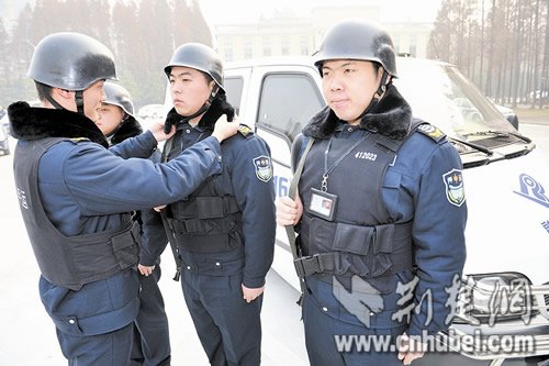 揭秘武汉现代押运保安团队 运钞车上都有黑匣