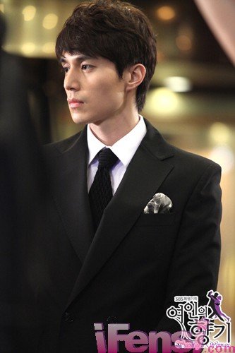 《女人香气》收视高 李东旭哀伤眼神给力(图)_