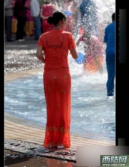 中国人偷拍老挝泼水节湿身少女(图)